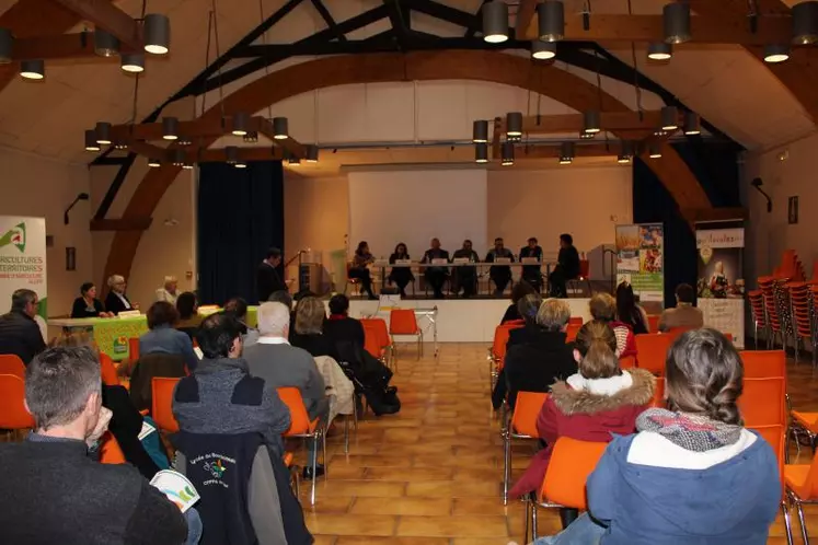 A la suite de cette présentation, une table ronde animée par Sébastien Joly, journaliste de L’Allier Agricole, était organisée avec Aurélien Bonnafoux et Clément Debarnot, producteurs de fromages et yaourts à Rocles et Franchesse.