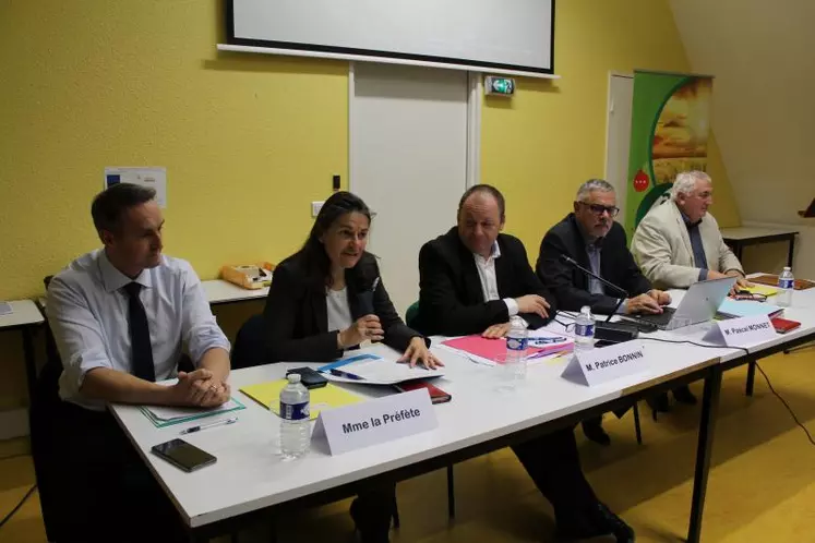 De gauche à droite : Alexandre Sanz, secrétaire général de la préfecture de l’Allier, Valérie Hatsch, préfète de l’Allier, Patrice Bonnin, président de la Chambre d’agriculture de l’Allier, Pascal Monnet, directeur de la Chambre d’agriculture de l’Allier et Jean Laurent, conseiller départemental de l’Allier, en charge de l’agriculture.