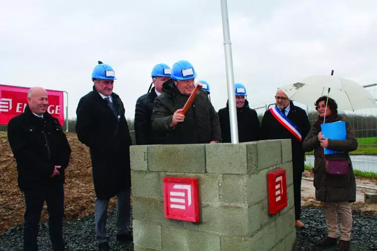 Pose de la première pierre accompagnée d'un parchemin de la signature, scellé dans les murs.