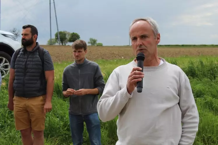 Nicolas Trouart, agriculteur installé en agriculture biologique, a accueilli, l’après-midi, sur son exploitation de Besnay, à Souvigny, les participants à cette journée.