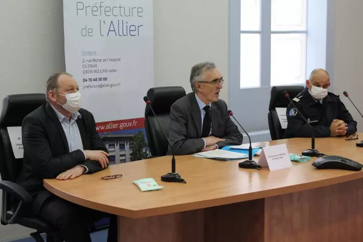 Une première réunion de l’observatoire de la sécurité du monde agricole qui a réuni, autour de Jean-Francis Treffel, préfet de l’Allier, Patrice Bonnin, président de la Chambre d’agriculture de l’Allier, Lieutenant-colonel Albin Magne, commandant en second du groupement de gendarmerie de l’Allier, Éric Neuveu, procureur de la République de Cusset ainsi que les représentants syndicaux de la profession agricole.