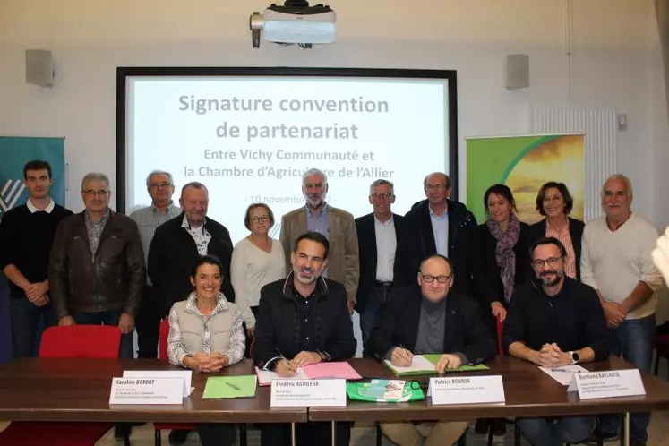 Frédéric Aguilera, président de Vichy Communauté et Patrice Bonnin, président de la Chambre d’agriculture de l’Allier ont signé la convention de partenariat entre les deux structures qu’ils dirigent.
