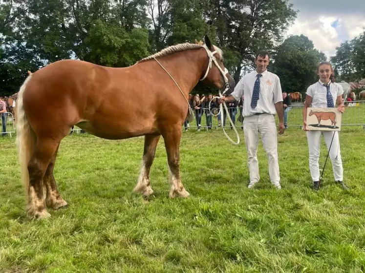 Frédéric Taillon aux côtés de sa jument « Idole du Ronzy », 1ère en pouliche de trois ans  puis championne jeune du Massif Central en 2021, 1ère au National de Maîche et vice-championne jeune au National en 2021 et également 1ère à Cournon-d’Auvergne.