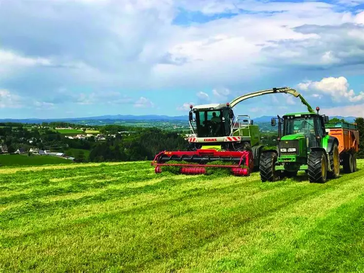 Dans le sud Cantal, les premiers chantiers s’ensilage ont démarré au tout début de la période de confinement.