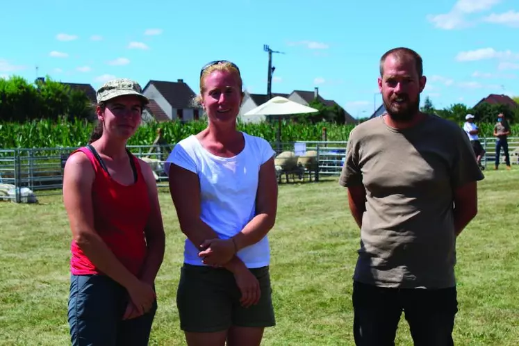 Laurence Pellenard (au centre), Julie Pagneux et Peter Simpson ont acheté sept béliers auprès de l’élevage du Gaec de l’Orme, de Lafeline, dans l’Allier.