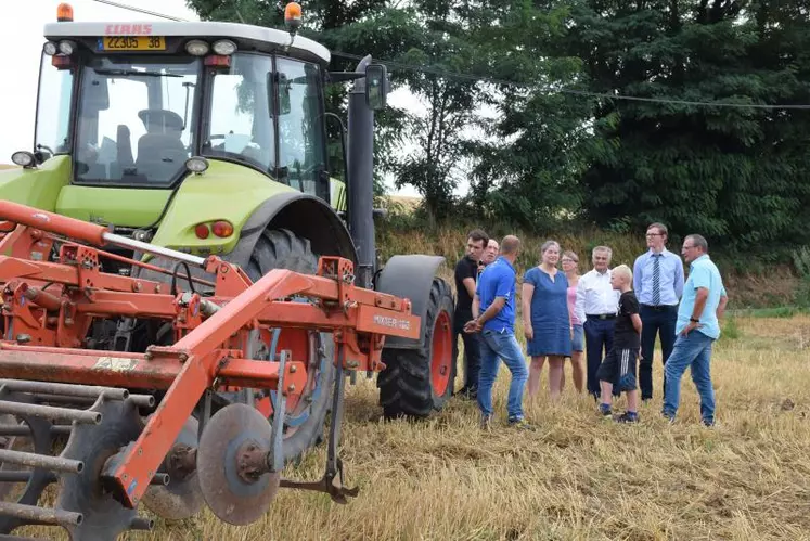 À la veille du pic de pollen d’ambroisie, le Comité parlementaire ambroisie s’est déplacé à Bourgoin-Jallieu en Isère pour faire un point sur l’avancée du fléau.