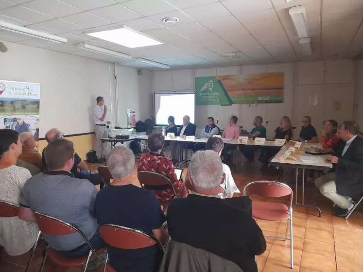 Une table ronde animée par un journaliste et à laquelle participaient Guillaume Lottin, élu à la Chambre d’agriculture de l’Allier, Cédric Fournier, président des Jeunes Agriculteurs de l’Allier, Eric Odin et Emilie Théréau, élue au Cerfrance Terre d’Allier, Samuel Duquet et Agnès Lapoile, respectivement responsable des marchés agricoles et responsable des installations des jeunes agriculteurs au Crédit Agricole Centre France,  Jacques Philip et Clara Lanthiez, ...