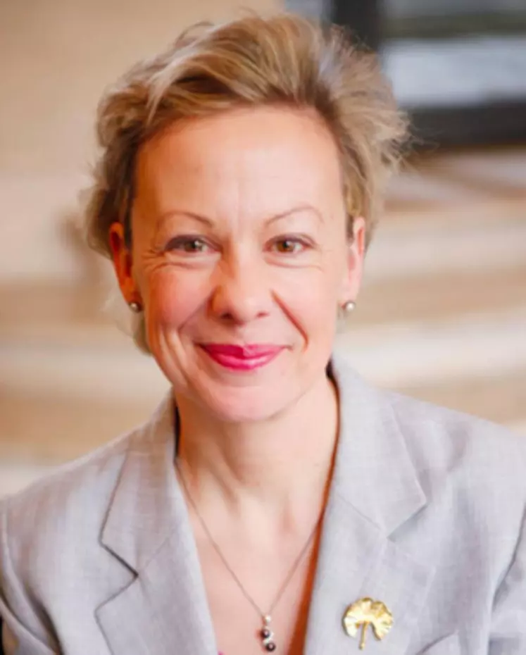 Ministre plénipotentiaire de deuxième classe, Pascale Trimbach est également Chevalier de la légion d’honneur et Chevalier de l’Ordre national du Mérite.