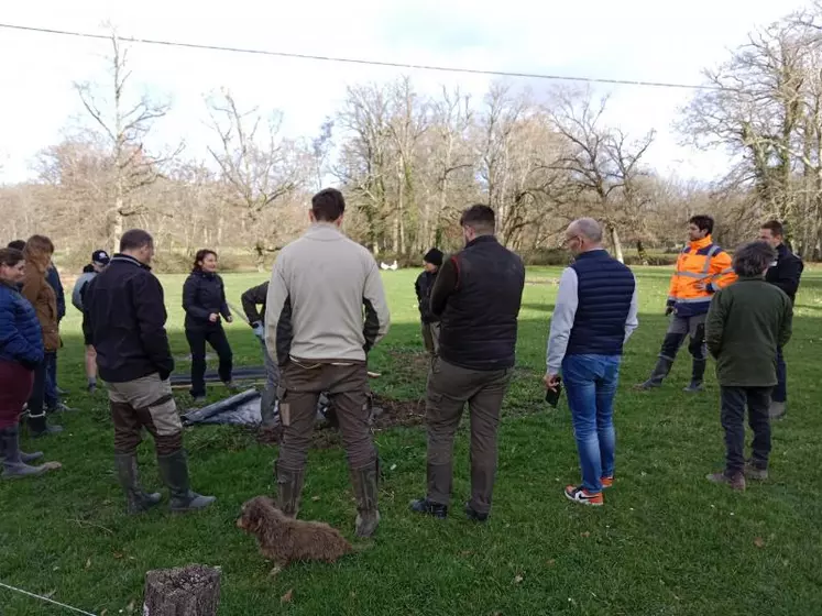 Une démonstration de plantation a été effectuée devant les participants.