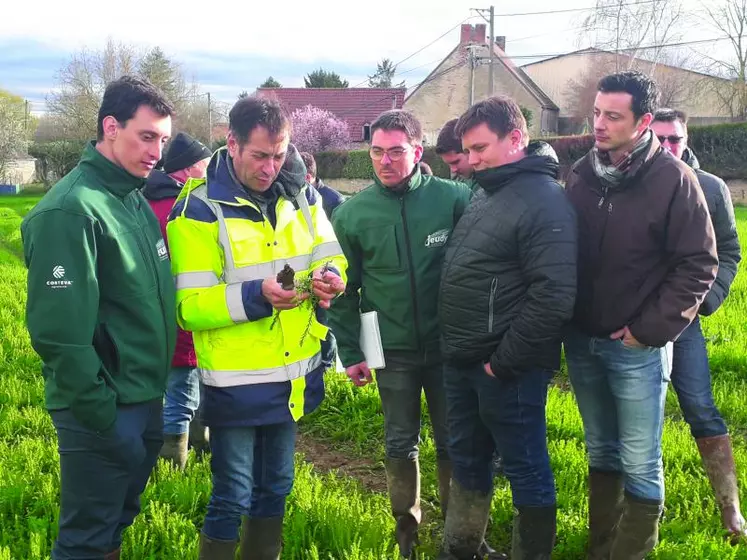 Une rencontre, sur le terrain, avec des exploitants agricoles du département de l'Allier, à Saulcet.