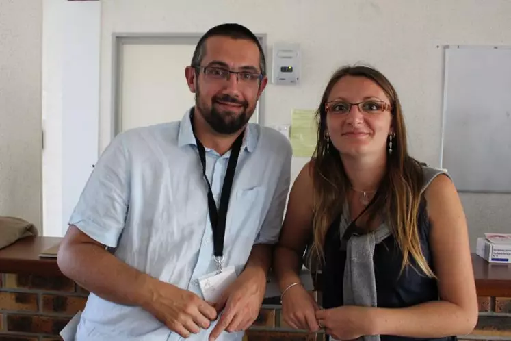 Fabien Plasson et Anne-Laure Reverdy, animateurs de la Chambre d’agriculture de l’Allier détaillent les points importants d’une conversion en élevage bio.