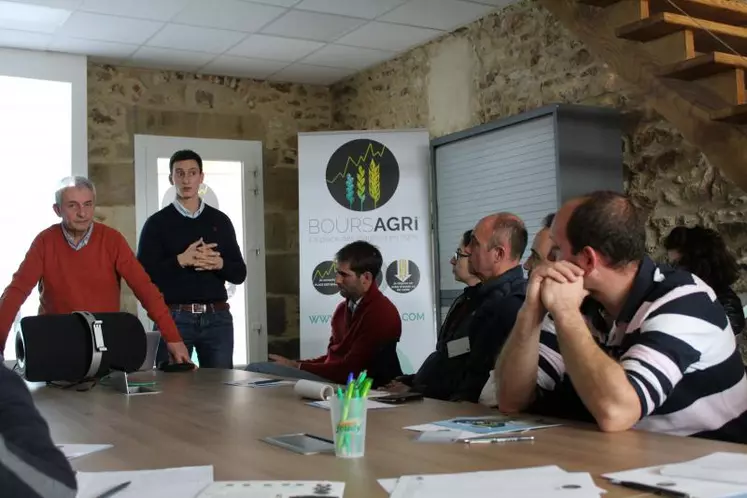 « Vendez vos céréales en direct ». C'est le slogan de Boursagri, le marché en ligne que lance les établissements Jeudy. Pour la dernière ligne droite avant le lancement en janvier, Gilles (debout à g.) et son fils, Raphaël Jeudy ont choisi d'aller à la rencontre de leurs clients vendeurs potentiels sur le territoire historique de l'entreprise, le Centre de la France. Une façon d'en revenir aux bases avant le grand saut.