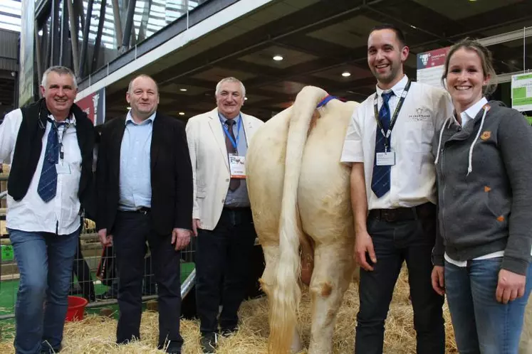 Les éleveurs : De gauche à droite : Jean-Marc Micaud, éleveur à Ygrande, Patrice Bonnin, président de la Chambre d'agriculture de l'Allier, Jean Laurent, vice-président du Conseil départemental de l'Allier, en charge de l'agriculture, Romaine Clame, éleveur à Sauvagny, et Léa Laboisse, éleveuse à Villefranche-d'Allier.