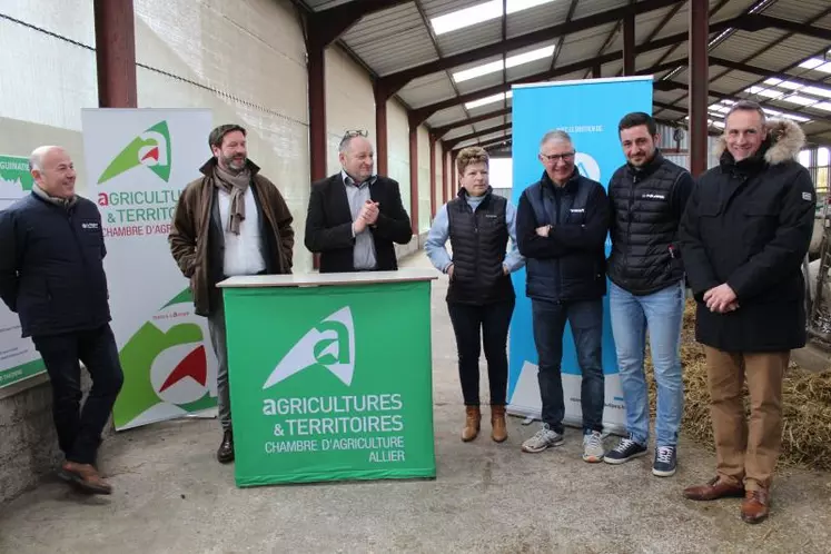 De gauche à droite : Emmanuel Ferrand, conseiller régional Aura, Fabrice Pannekoucke, vice-président Aura, Patrice Bonnin, président de la Chambre d'agriculture de l'Allier, Christine, Jean-Louis et Valentin Guinatier, exploitants agricoles et Alexandre Sanz, secrétaire général de la Préfecture de l'Allier.