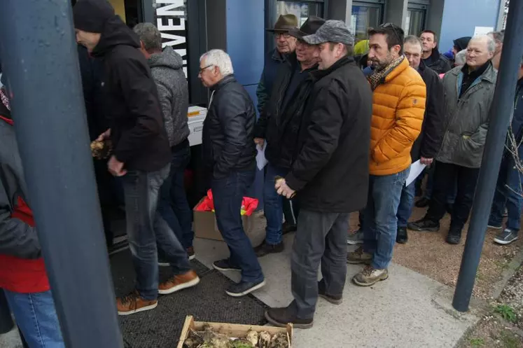 Près de 300 membres du collectif des planteurs de Bourdon ont fait la queue pour déposer en main propre à Cristal Union leur lettre de sortie