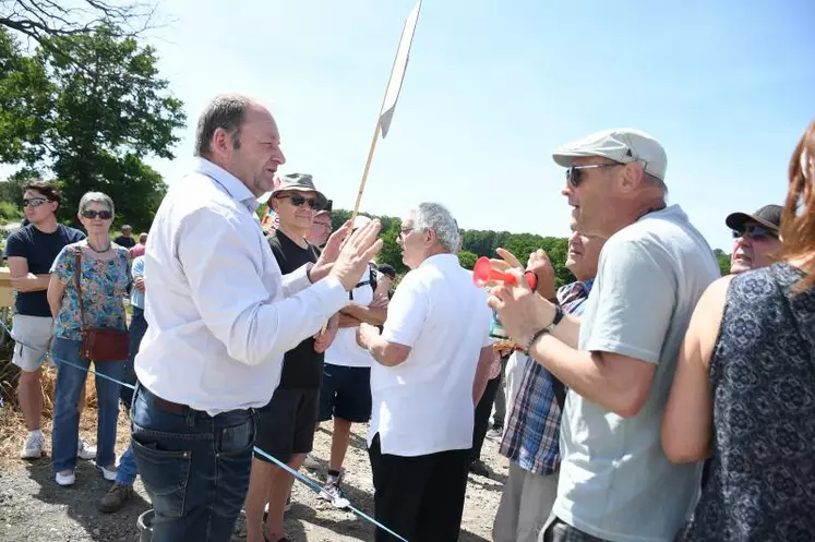 Patrice Bonnin, président de la Chambre d’agriculture de l’Allier, a tenté d’échanger avec les manifestants pour trouver des solutions.