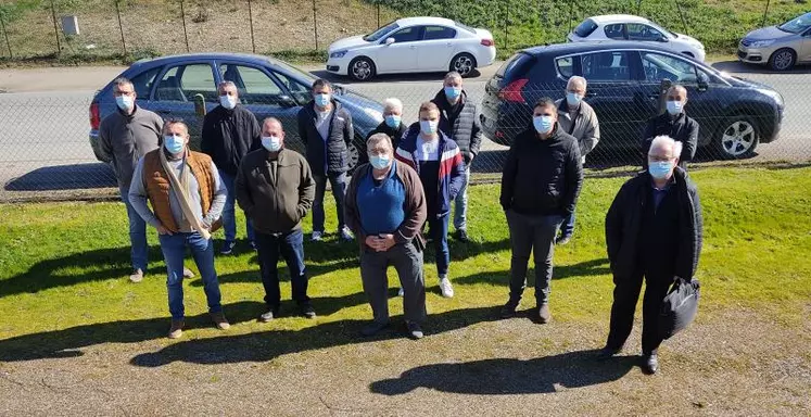 Les membres du Bureau de l’association Foires-concours Bovins de Saint-Pourçain-sur-Sioule, entourant leur président, Joannès Laronde.