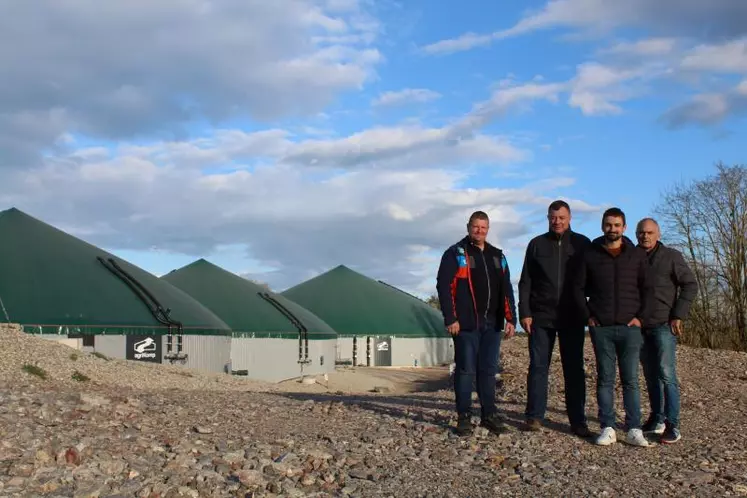 Yannick Bel, Corentin Collas, Bruno et Emmanuel Merle et Jean-Paul Vanhasselaar, tous associés au sein de la la SAS Besson Bio Energies, satisfaits de voir aboutir un projet qu’ils portent depuis plusieurs années.