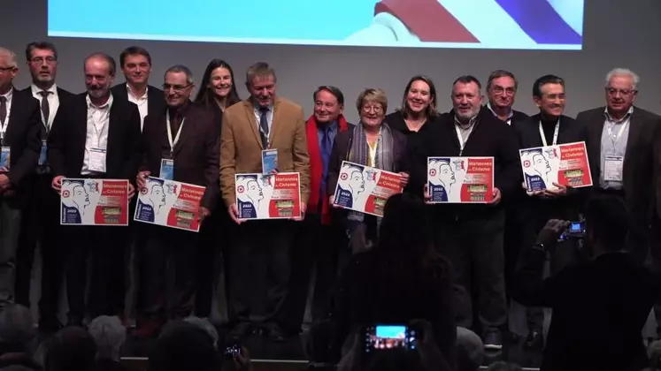 Remise des Mariannes du civisme aux communes exemplaires.