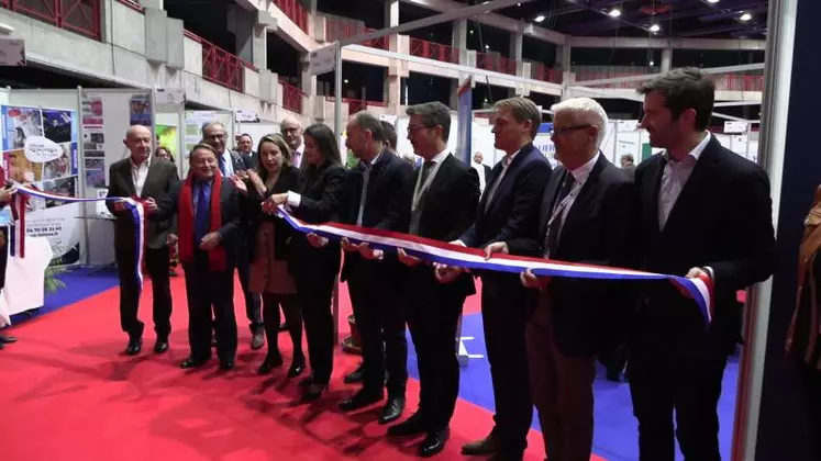 Inauguration du Salon des Maires par les officiels.