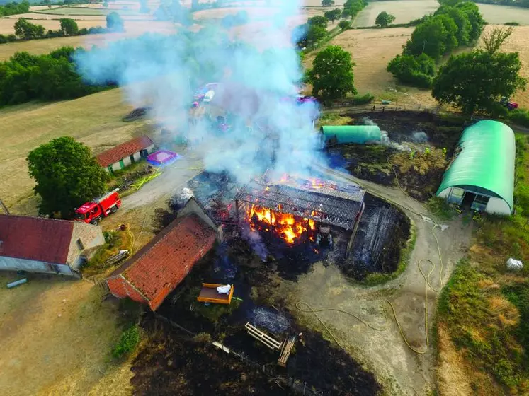 Incendie sur une exploitation agricole.