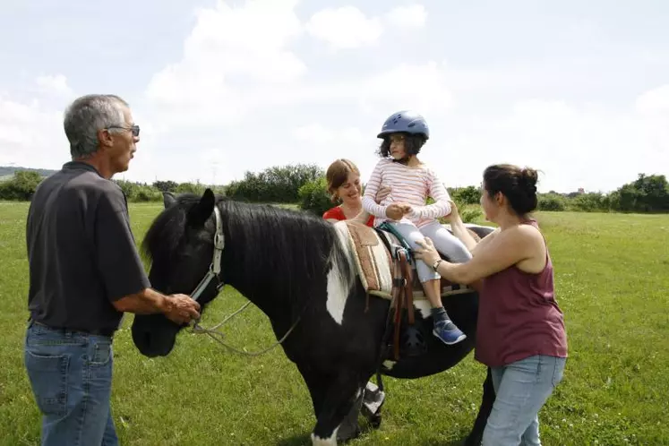 La prise en charge par l’intermédiaire du cheval peut venir en aide aux personnes souffrant de troubles multiples.