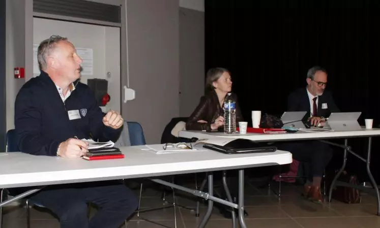 De gauche à droite : Yannick Martinet,  President du comité technique Départemental de l’Allier, Stéphanie Martin,  directrice du service départemental de la Safer Allier et Alexis Marze, directeur adjoint de la Safer Auvergne-Rhône-Alpes.