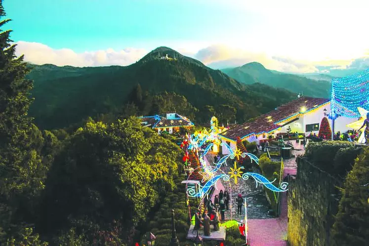 La colline de Montserrate (Cordillère des Andes), qui culmine à 3 152 m et veille sur la capitale colombienne Bogota, s’illumine chaque année au 1er décembre pour célébrer Noël.