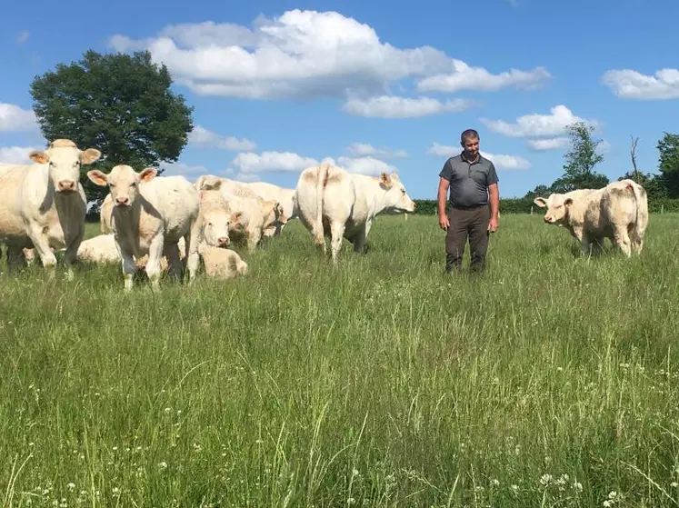 Thierry Préaud : « avec le pâturage tournant, j’ai diminué la consommation d’aliment de 90 kg par broutard entre la mise à l’herbe et la vente, sans détériorer les GMQ »..