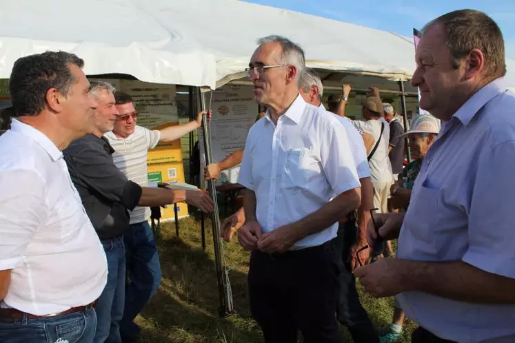 Visite des stands par la délégation officielle.
De gauche à droite, Luc Champin, directeur du lycée agricole du Bourbonnais, Jean-Francis Treffel, préfet de l'Allier et Patrice Bonnin, président de la Chambre d'agriculture de l'Allier.