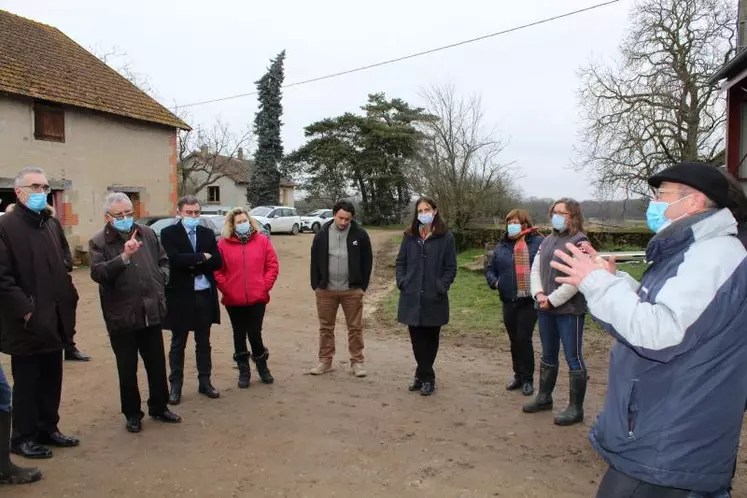 Le directeur de la DRAAF a échangé avec les agriculteurs et représentants de la profession présents.