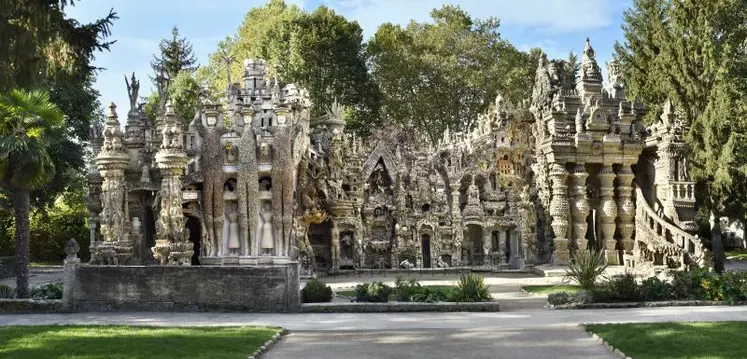 Le Palais idéal du facteur Cheval mesure 12 mètres de hauteur et près de 26 mètres de longueur.