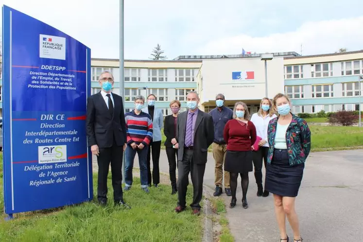 (De gauche à droite) Jean-Francis Treffel, préfet de l’Allier, Véronique Carré, directrice, Vincent Vivet, adjoint au directeur, Laurie Chaumontet, déléguée droits des Femmes, Géraldine Charlat-Spony, chef de service Hébergement et Protection des personnes Vulnérables, Maud Lambert, adjointe au chef de service Logement Inclusion Emploi, Fabrice Molongo, adjoint au chef de service Concurrence Consommation et Répression des Fraudes, Pascale Renard, chef de service Sécurité et ...