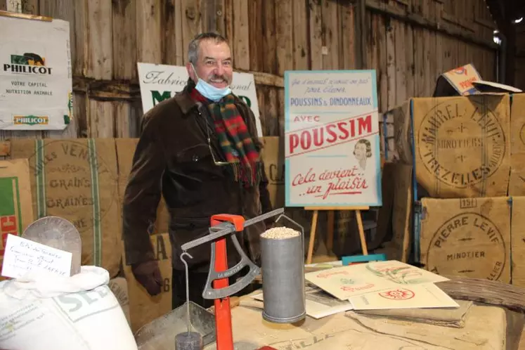 Gilbert Tain, passionné du monde rural, exposait quelques trésors de sa collection : « Ces objets reflètent la mémoire encrée au pochoir sur les sacs de toile de jute, des meuniers, minotiers, marchands de grains, commerçants et coopératives de la vallée de la Besbre, de la Forterre et, plus généralement, de notre Bourbonnais. Le monde paysan, fermiers, métayers, ouvriers, commis, les meuniers et minotiers, les camionneurs, chauffeurs et livreurs, ont  peiné pour porter, charger, ...