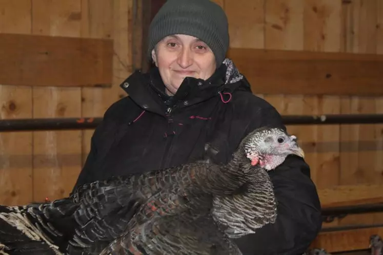 Christiane Bigay est installée au « Revers des Bois », sur la commune de Cusset, où elle élève 200 dindes bronzées depuis 1992. Elle participe à la foire depuis 1991 et remporte chaque année le Prix d’Honneur. Elle vend sa production par le bouche à oreille à une clientèle de proximité mais aussi aux quatre coins de la France.