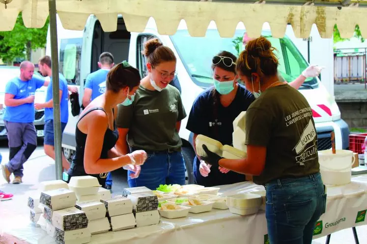 Une vingtaine de bénévoles ont répondu présents pour assurer la composition des repas.