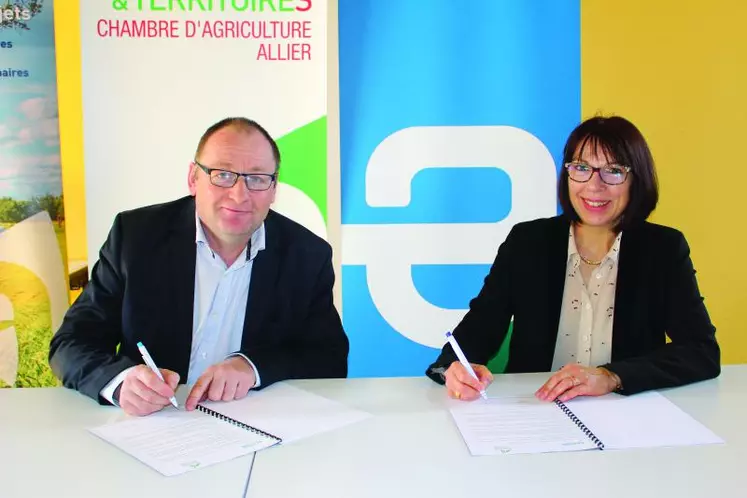 Patrice Bonnin, président de la Chambre d’agriculture de l’Allier, et Nadine Salaris, directrice territoriale Enedis Allier, ont signé une convention de partenariat.