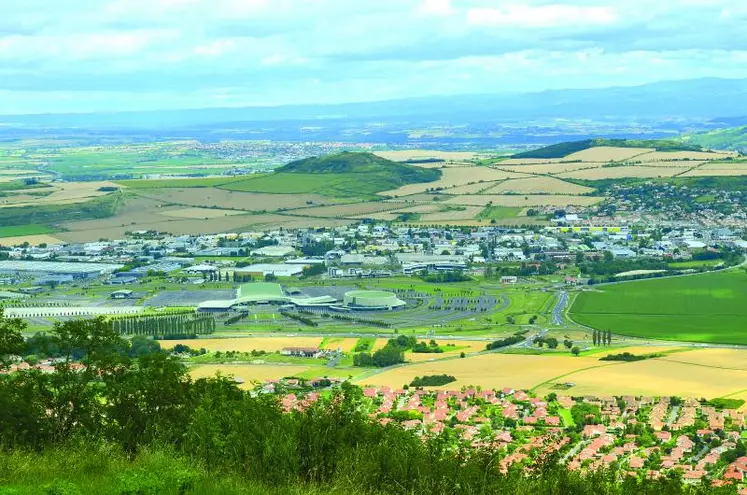 La plaine de Sarliève, dans le Puy-de-Dôme, est l’exemple type de la dichotomie actuelle, tiraillée entre l’expansion urbaine, la préservation de l’environnement et la production agricole.