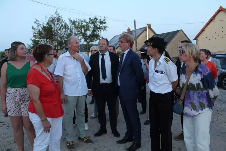 Le ministre de l’Agriculture s’est rendu sur l’exploitation de la famille Valot, sur la commune de Monétay-sur-Loire, dans le département de l’Allier, particulièrement touchée par le dernier épisode de grêle.