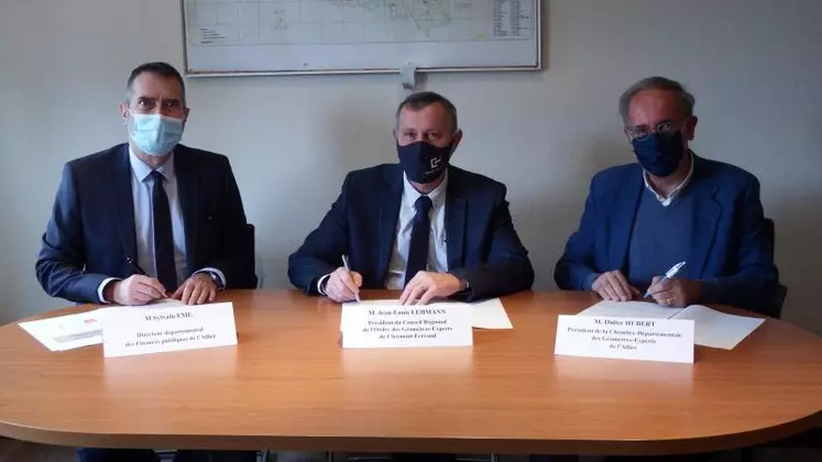 Le Président du Conseil supérieur de l’OGE s’est dit « très honoré de cette convention qui fera du géomètre-expert et du portail Géofoncier des acteurs majeurs de la Blockchain du foncier. Ce travail de digitalisation relève de la mission de service public de notre Ordre et s’inscrit dans une véritable dynamique partenariale public/privé ».