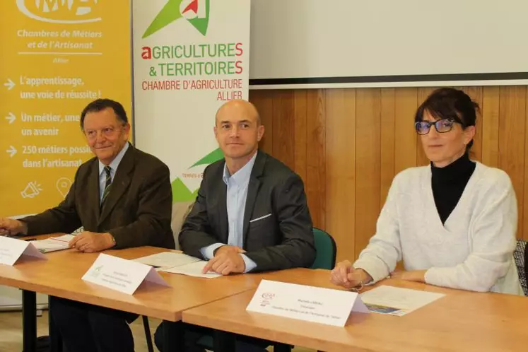 De gauche à droite, les représentants de l’interconsulaire de l’Allier : Hubert Gomot, représentant Gilles Duboisset, président de la CCI et président de l’interconsulaire, Mickaël Randoin, président de la commission entreprise de la Chambre d’agriculture, et Murielle Labeau, trésorière de la Chambre de métiers et de l’Artisanat.