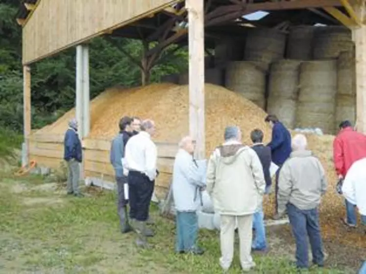 Le 19 septembre, les participants ont été accueillis sur l’exploitation de François Déchelette à Celles-sur-Durolle. Cet éleveur allaitant a démarré les plaquettes forestières en 2005. «Depuis, j’en mets tous les ans sous le pied des vaches et j’économie ainsi 1 balle ronde tous les 2 jours, soit 12 tonnes, soit une économie de 700 € pour 2011».