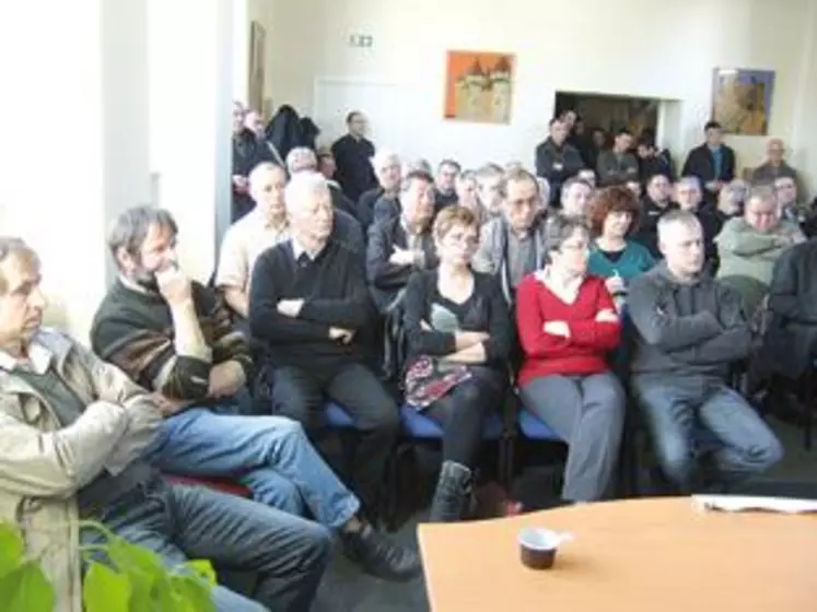 Une nouvelle équipe est en train de se former autour du Président, Christian Peyronny (ici debout à droite de la tribune) avec, de gauche à droite Paul Bony, David Chauve, Richard Randanne, Patrick Levet, Sabine Tholoniat et Philippe Roy. Pierre Aymard présidait cette transition.