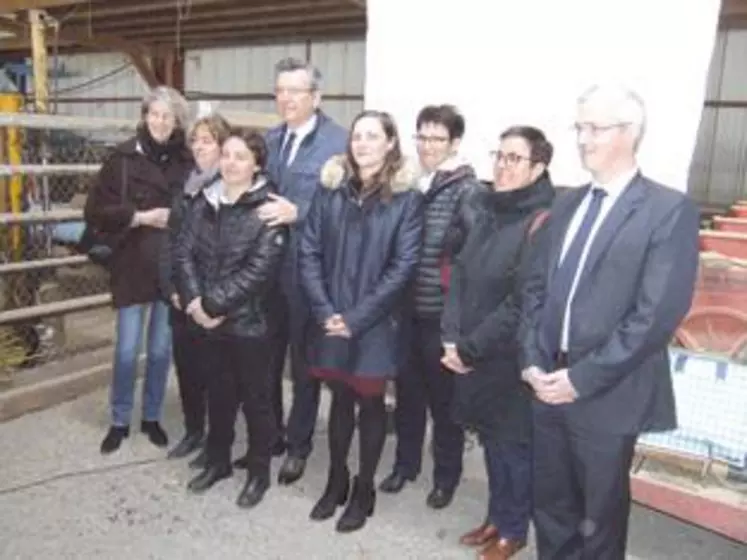De gauche à droite :
Laurence Vichnievsky, députée de la 3ème 
circonscription du Puy-de-Dôme, Annabelle Borot, Nathalie Grégoire, Michel Fanget,
députée de la 4ème 
circonscription, Anaëlle d’Anna, Maryse Trillon,
Annick Brunier et Tristant Riquelme, sous-préfet d’Issoire.