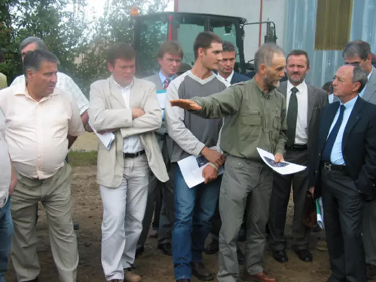 Gérard Renard, président de la Chambre d’agriculture, Sébastien Vidal, Patrick Trillon, Michel Magimel et Alain Tridon, respectivement directeur régional et départemental de l’agriculture et le sous-préfet de Riom ont accompagné le préfet sur l’exploitation des Legay