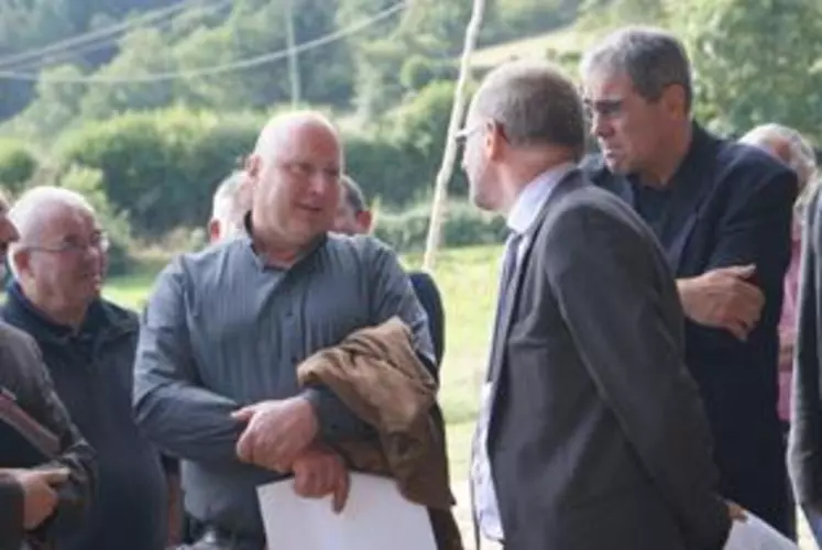 Débats et discussions à bâtons rompus se sont déroulés avec les représentants de l’Udsea (au centre Pascal Servier, secrétaire général de l’Udsea) et des représentants d’organismes professionnels agricoles.