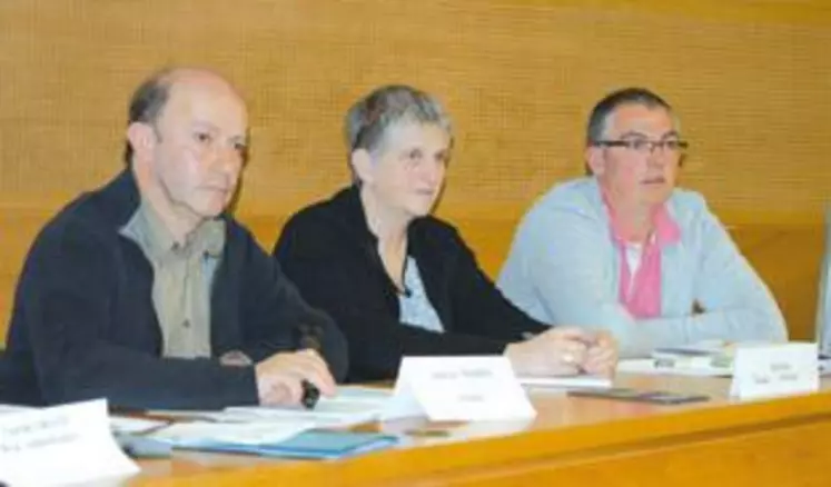 À l’assemblée générale du Service de Remplacement, Jean-Luc Tourreix, président (à gauche à la tribune) et Christophe Ferret, représentant du service à la grande région sont intervenus sur les objectifs et les actions de l’année. Michèle Tarrade, représentante de la Fredon Auvergne est intervenue sur l’importance de la lutte contre l’ambroisie.