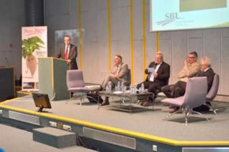 De gauche à droite, Pierre Pelloux, directeur du SBL, Alain Jeanroy, président du CGB,  Jean-Claude Delsuc, président du SBL et Gilles Berthonnèche, vice-président de Cristal Union ont présenté aux adhérents les résultats de la campagne 2012-2013.