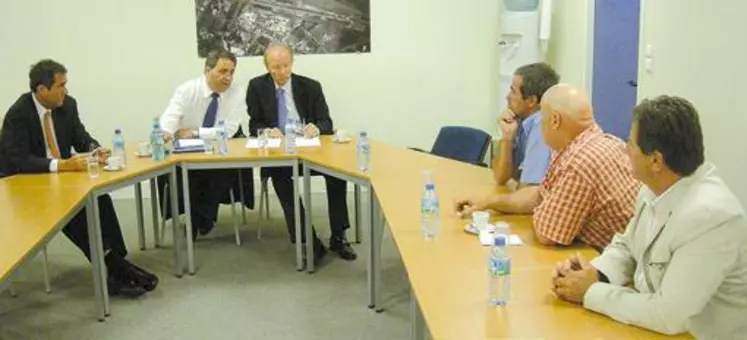 Une délégation de l’Udsea et de la Fdpl a alerté les décideurs politiques, réunis mardi 2 juin au soir (Xavier Bertrand, Brice Hortefeux et Jean-Pierre Audy), sur la question des prix agricoles en général et de la crise du lait en particulier.
Les réponses à ce problème de prix sont en partie politique au niveau français et à l’échelle de l’union européenne.