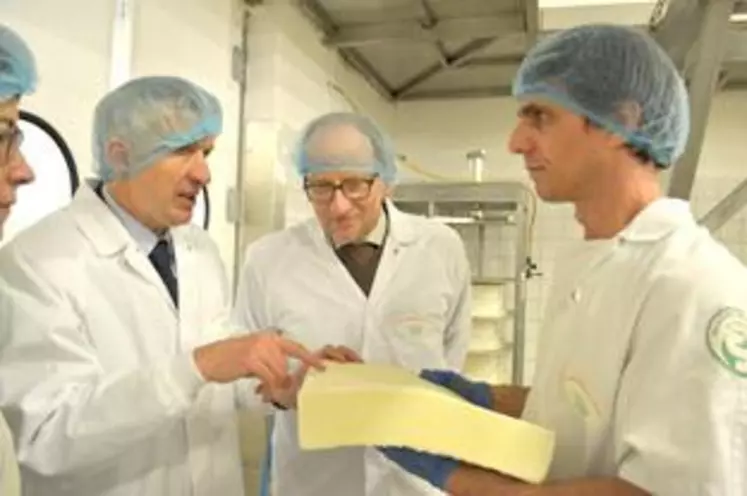 Eric Delzant, préfet de la région Auvergne a été attentif aux explications de Didier Thuaire, directeur de la SFL, sur les techniques de fabrication du fromage.